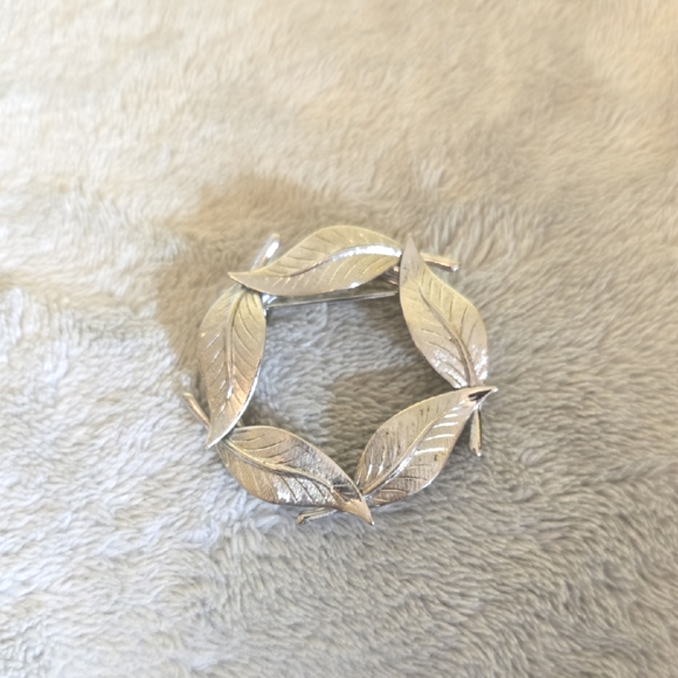 588 Silver Tone Leaf Brooch
